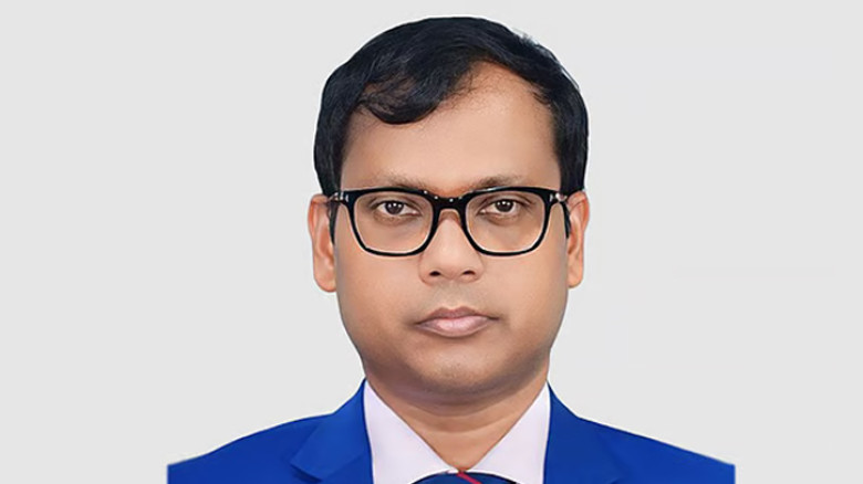 মাজারে পাঁচ লাখ টাকা দিলেন ডিসি সারওয়ার