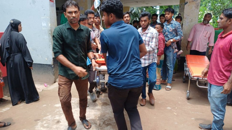 লক্ষ্মীপুরে একই পরিবারের তিন জনকে কুপিয়ে হত্যা