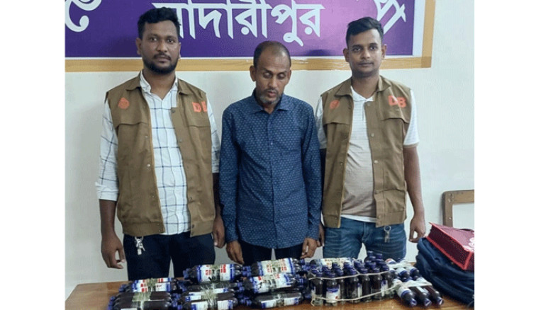 মাদারীপুরে ১০০ বোতল ফেনসিডিলসহ মাদক কারবারি গ্রেপ্তার
