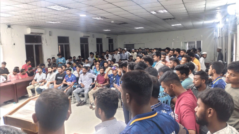 হল ফি বৃদ্ধির প্রতিবাদে উত্তেজনা, শিক্ষার্থীদের ‘শেয়াল’ বলার অভিযোগ অধ্যক্ষের বিরুদ্ধে