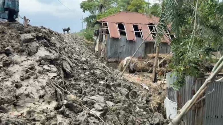 কলাপাড়ায় মাটির রাস্তা নির্মাণে অনিয়মের অভিযোগ