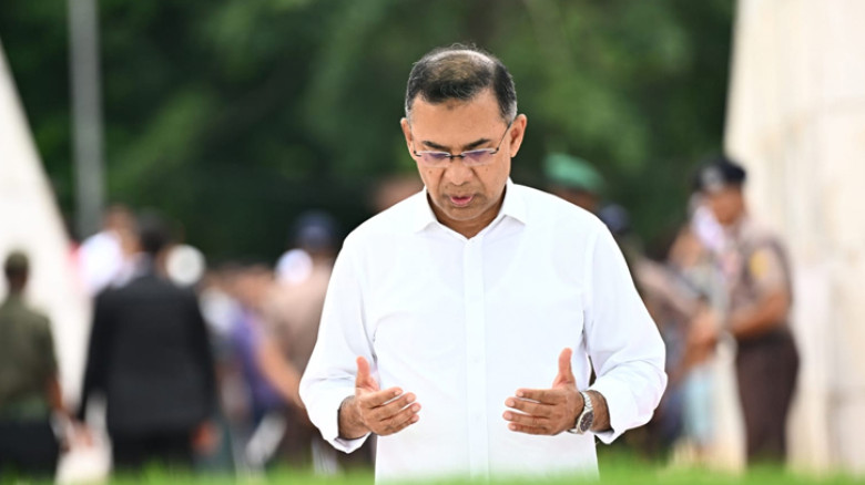 দেশে ফিরেই বাবা-মায়ের কবর জিয়ারত প্রধানমন্ত্রীর