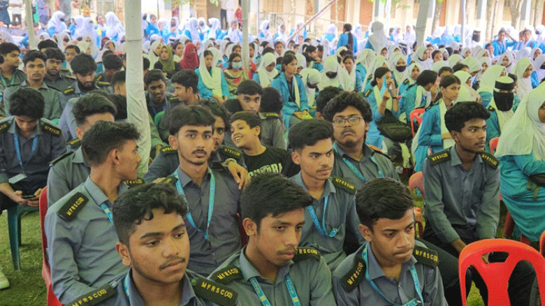 মিরসরাইয়ে মহাজনহাট ফজলুর রহমান স্কুল এন্ড কলেজে এইচএসসি পরীক্ষার্থীদের বিদায় অনুষ্ঠান
