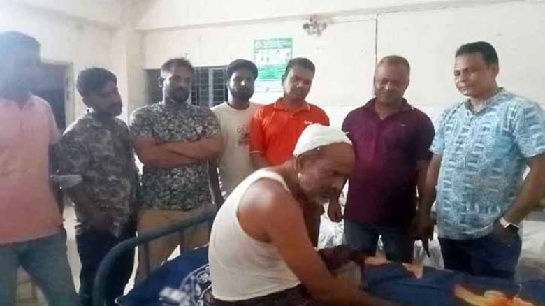 চাঁদা চেয়ে না পেয়ে বিএনপি নেতাকে বেধড়ক পেটালেন আ.লীগ নেতা