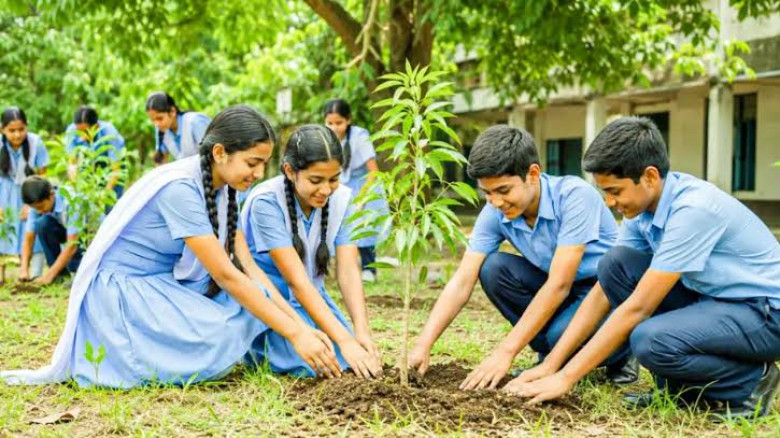 মাধ্যমিক বিদ্যালয়ে বৃক্ষরোপণ কর্মসূচির উদ্বোধন করলেন প্রধানমন্ত্রী