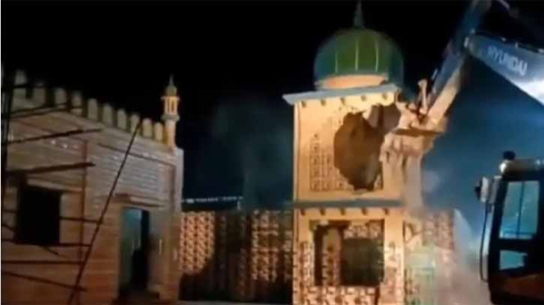 নোটিশ ছাড়া গুজরাটে ভাঙা হলো ৩ মসজিদ ও মাজার