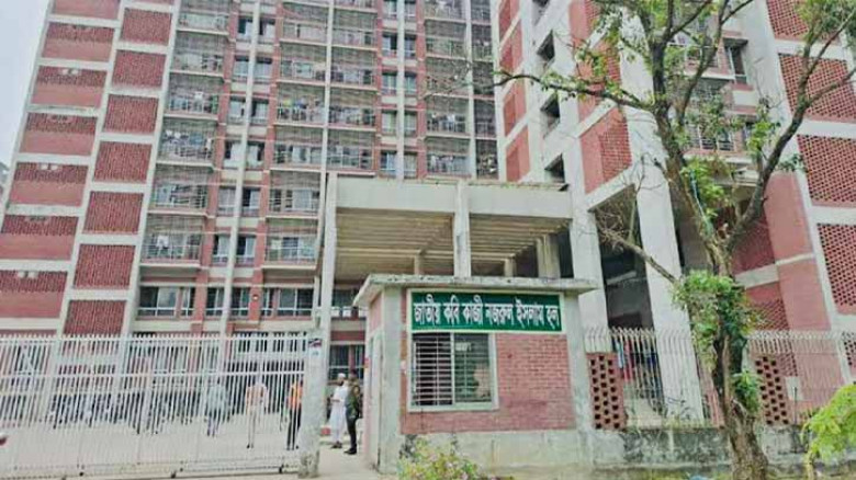 জাবি হলে কালেমা খচিত সাদা-কালো পতাকা টানানোর ঘটনায় ৪ শিক্ষার্থীকে শোকজ