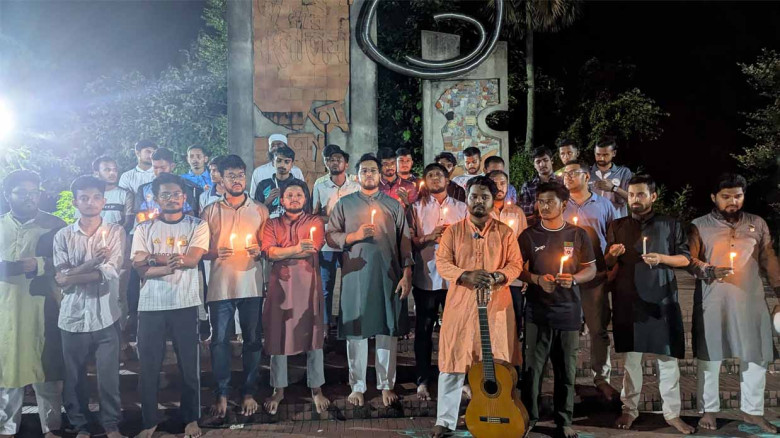 কুবিতে জুলাই গণঅভ্যুত্থানের স্মরণে মোমবাতি প্রজ্বলন ও দ্রোহের গান পরিবেশন