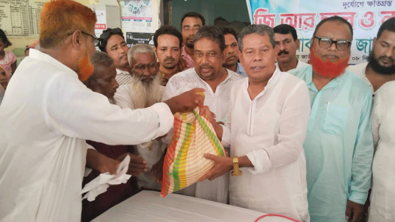 দিনাজপুরে ৮০০ দুস্থ পরিবারের মাঝে জিআর চাল, ১৪০ জনকে নগদ অর্থ বিতরণ