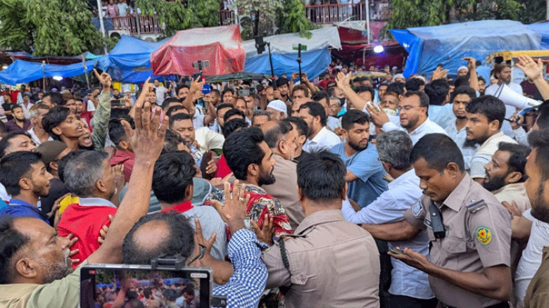 রাজধানীতে জামায়াতের মিছিলে হামলা, উত্তপ্ত গুলিস্তান এলাকা