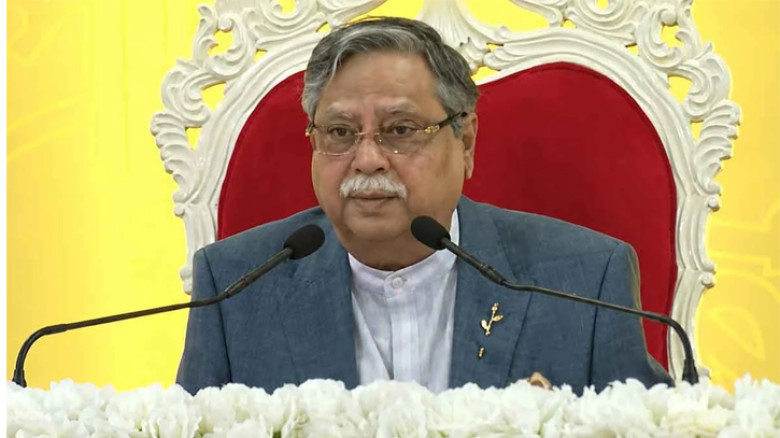 সশস্ত্র বাহিনীকে আধুনিক চতুর্মাত্রিক বাহিনী হিসেবে গড়ে তুলতে সরকার অঙ্গীকারবদ্ধ: রাষ্ট্রপতি