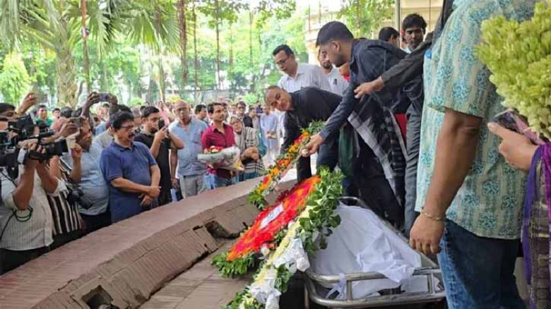 বাংলা একাডেমিতে অধ্যাপক আবুল কাসেম ফজলুল হককে শেষ শ্রদ্ধা