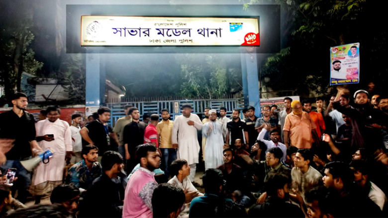 সাভারে এনসিপির সমাবেশস্থলে ককটেল বিস্ফোরণ, থানার সামনে বিক্ষোভ