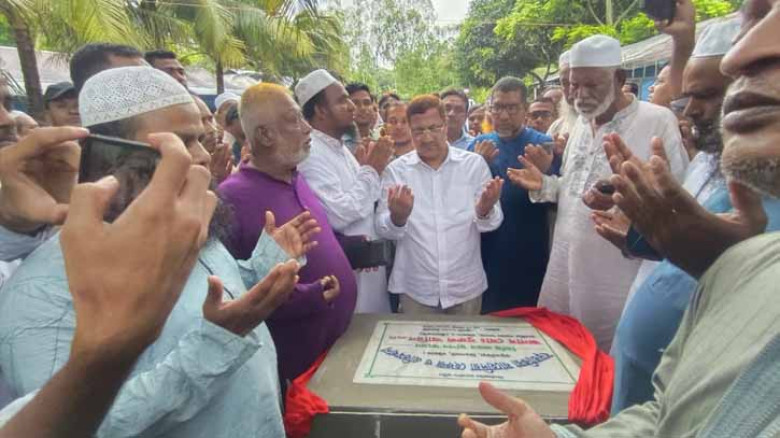 মিরসরাইয়ে বড়তাকিয়া যাহেদিয়া দাখিল মাদ্রাসার পাঁচতলা ভবনের ভিত্তিপ্রস্তর স্থাপন