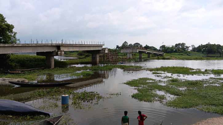 আখাউড়ায় ৬ বছরে শেষ হয়নি সেতু নির্মাণ, হাজারো মানুষের দুর্ভোগ
