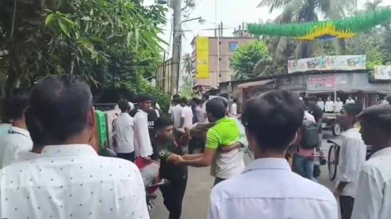 স্কুলছাত্রীকে উত্ত্যক্তের প্রতিবাদ করায় চাচাতো ভাইয়ের ওপর অতর্কিত হামলা, ভিডিও ভাইরাল