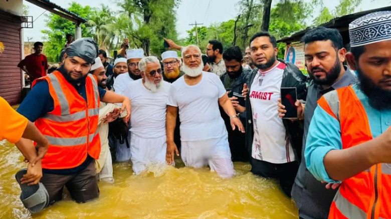 বন্যাকবলিত চট্টগ্রামে জামায়াত আমির, দুর্গতদের মাঝে ত্রাণ বিতরণ