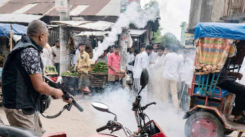 প্রশ্ন কমন না পড়ায় ‘নকলের দাবি’ শিক্ষার্থীদের, পুলিশের সঙ্গে সংঘর্ষে আহত ১০