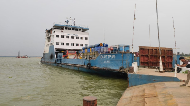 বৈরী আবহাওয়ায় দৌলতদিয়া-পাটুরিয়া ফেরি বন্ধ