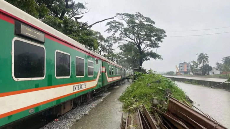 পাঁচ দিন পর স্বাভাবিক হলো চট্টগ্রাম-কক্সবাজার রেল যোগাযোগ