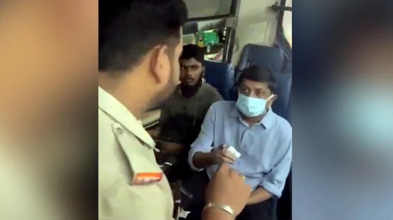 যাত্রীবেশে বাসে মন্ত্রী, ভাংতি টাকা না থাকায় নামিয়ে দিলেন কন্ডাক্টর