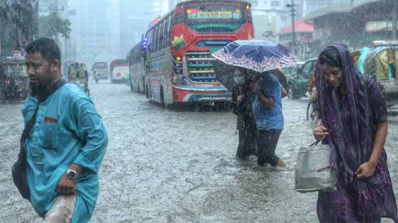থামছে না বৃষ্টি, আজও বজ্রসহ অতিভারী বর্ষণের শঙ্কা