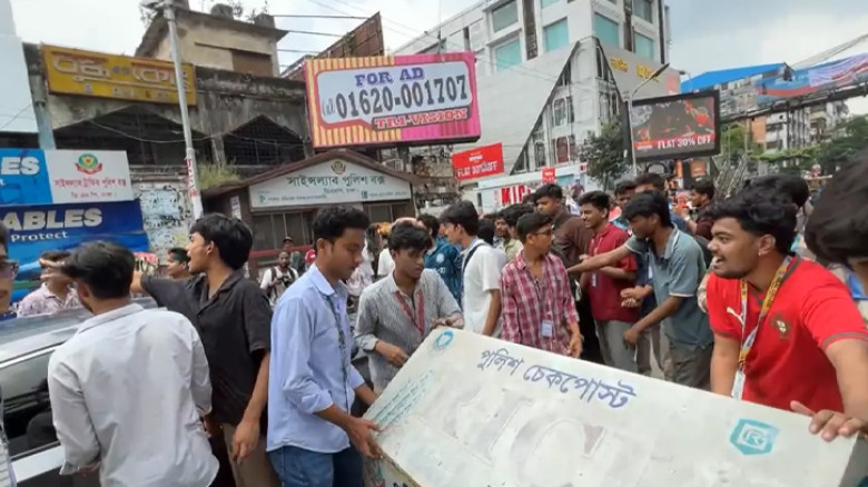 শিক্ষামন্ত্রীর পদত্যাগ দাবিতে সায়েন্সল্যাব মোড়ে শিক্ষার্থীদের অবরোধ