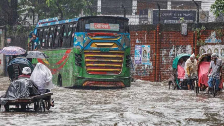 বৃষ্টির দাপট ফের বাড়ছে, মাস শেষে নিম্নচাপের শঙ্কা