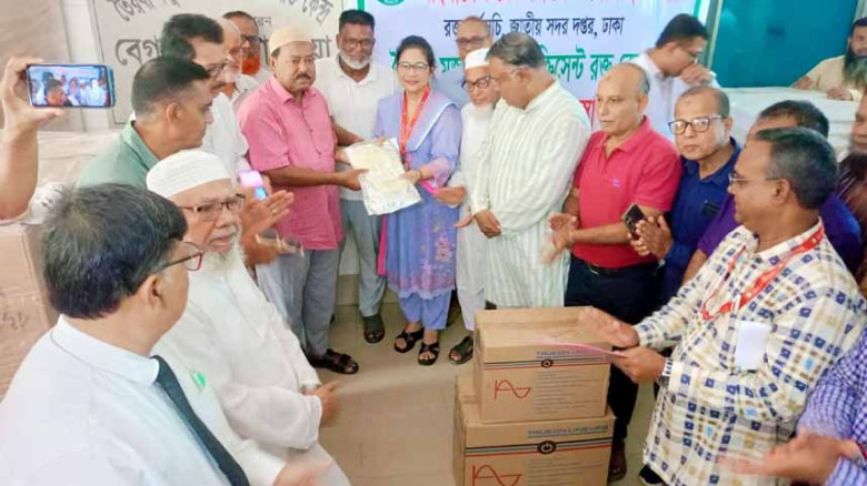 দিনাজপুরে রেড ক্রিসেন্ট রক্তকেন্দ্রে সাড়ে ৪ কোটি টাকার আধুনিক চিকিৎসা যন্ত্রপাতি হস্তান্তর