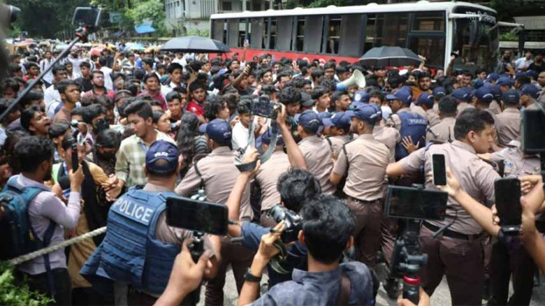 ৬টার মধ্যে শিক্ষামন্ত্রীর পদত্যাগসহ ৩ দাবি বাস্তবায়নের আলটিমেটাম
