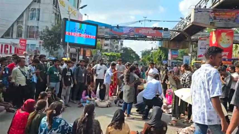 শিক্ষামন্ত্রীর পদত্যাগ দাবিতে আবারও সায়েন্স ল্যাব মোড়ে শিক্ষার্থীদের বিক্ষোভ