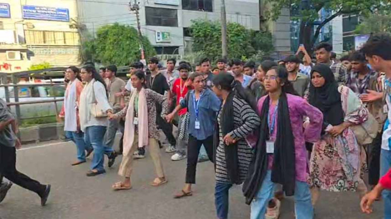 ‘ফার্মের মুরগি’ বিতর্ক, এবার সংসদ ভবনের দিকে শিক্ষার্থীদের পদযাত্রা