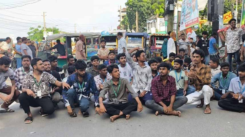 শিক্ষামন্ত্রীর পদত্যাগের দাবিতে জামালপুরে পরীক্ষার্থীদের সড়ক অবরোধ ও বিক্ষোভ