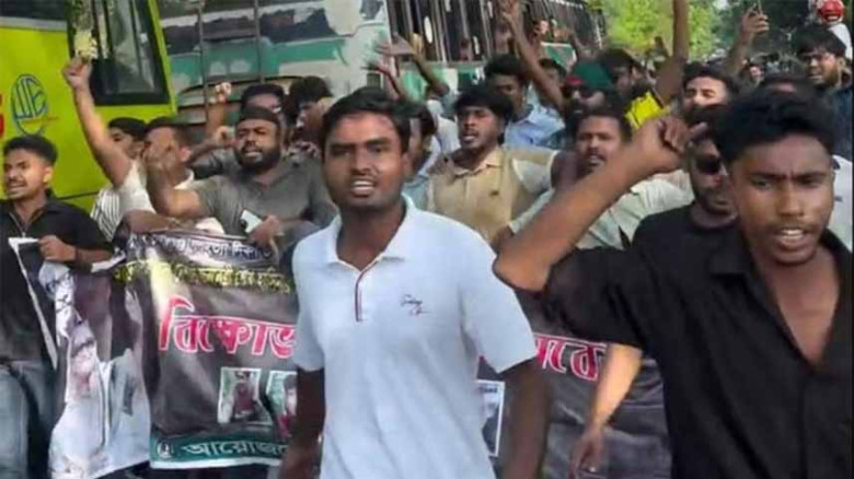 গোপালগঞ্জে ছাত্রলীগের মিছিল বাধা দিতে গিয়ে মার খেলেন বিএনপি নেতাকর্মীরা, বাইকে আগুন