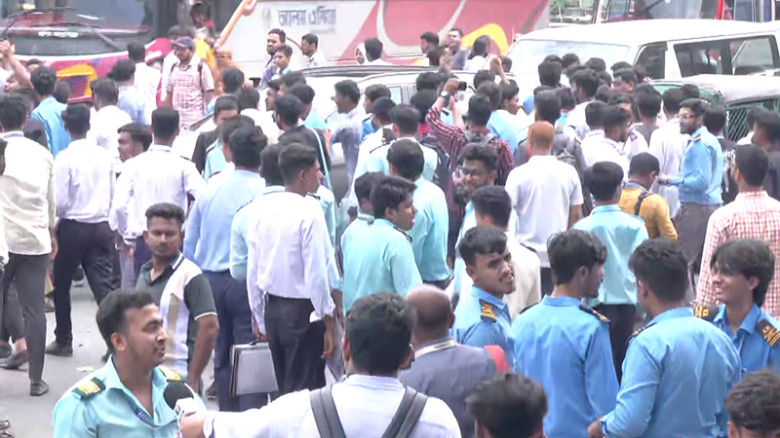 উত্তরায় শিক্ষার্থীদের সড়ক অবরোধ, রাস্তার দুইপাশে যানজট