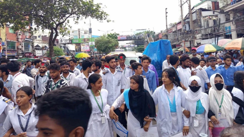 শিক্ষামন্ত্রীর পদত্যাগসহ ৬ দফা দাবিতে সচিবালয় অভিমুখে এইচএসসি পরীক্ষার্থীরা