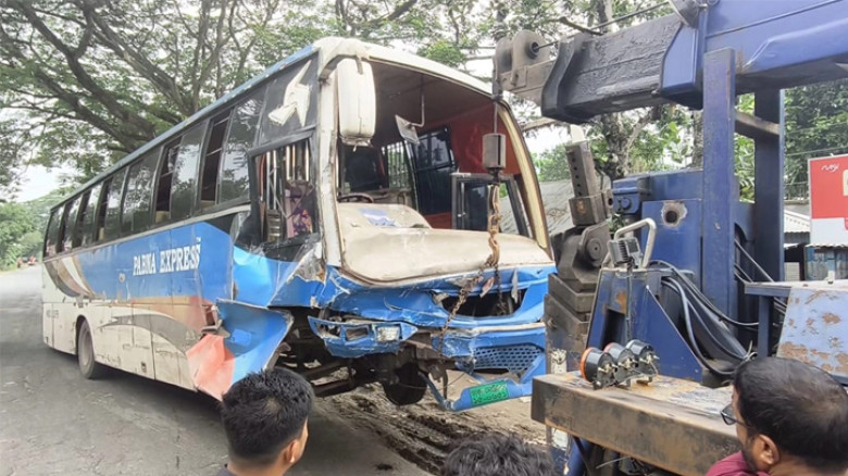 পাবনায় বাস-অ্যাম্বুলেন্স মুখোমুখি সংঘর্ষে নিহত ৩, আহত ৪