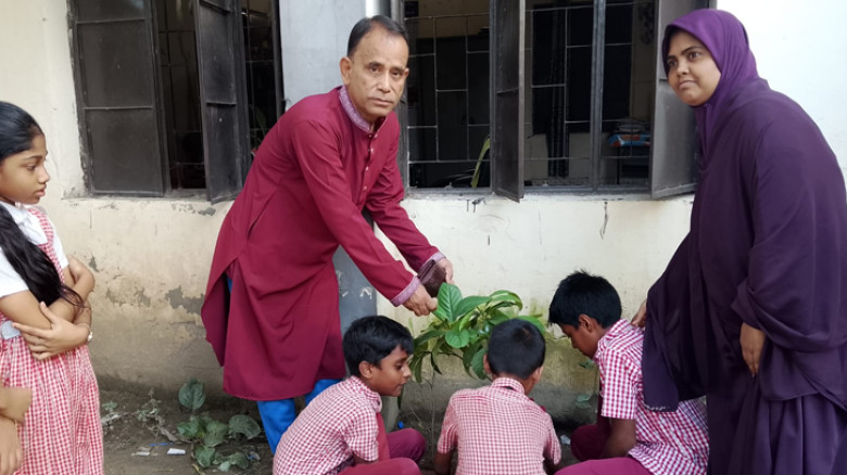 ইদ্রাকপুর ২ নং সরকারি প্রাথমিক বিদ্যালয়ে বৃক্ষরোপণ