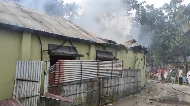 কুড়িগ্রামে নিজ ঘরে আগুন দিয়ে অস্ত্র হাতে যুবকের তাণ্ডব