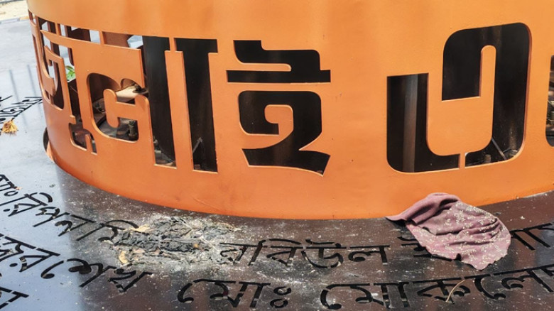 জামালপুরে জুলাই স্মৃতিস্তম্ভে অগ্নিসংযোগের চেষ্টা, মালয়েশিয়া থেকে ভিডিও প্রকাশে চাঞ্চল্য