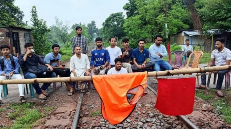 রাজশাহীতে রেলপথ অবরোধ, সারাদেশের সঙ্গে ট্রেন চলাচল বন্ধ