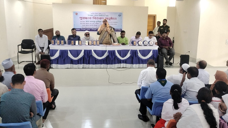 আখাউড়ায় জাতীয় শিক্ষা সপ্তাহে শিক্ষক-শিক্ষার্থীদের মাঝে পুরস্কার বিতরণ