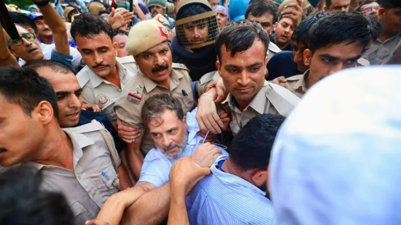মোদির বাসভবনের সামনে বিক্ষোভ, রাহুল-প্রিয়াঙ্কাসহ কংগ্রেস নেতারা আটক