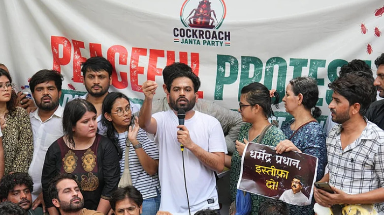 শিক্ষামন্ত্রীর পদত্যাগে মোদি সরকারকে ২৪ ঘণ্টার আল্টিমেটাম